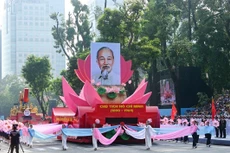 Rước chân dung Chủ tịch Hồ Chí Minh trong chương trình diễu binh, diễu hành kỷ niệm 50 năm Ngày Giải phóng miền Nam, thống nhất đất nước (30/4/1975-30/4/2025)