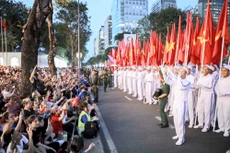 Hàng nghìn người dân tập trung dọc hai bên đường Lê Duẩn (quận 1, TP.HCM) để theo dõi buổi tổng hợp luyện diễu binh, diễu hành chào mừng Lễ kỷ niệm 50 năm ngày giải phóng miền Nam, thống nhất Đất nước.