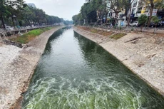 Sông Tô Lịch xanh trong khi được bổ cập nước từ hồ Tây