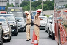 Lực lượng cảnh sát giao thông điều tiết, phân luồng giao thông. Ảnh minh họa