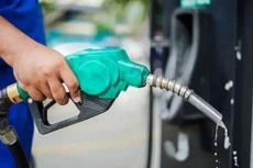 Giá bán lẻ với xăng E5 RON 92 là 19.230 đồng/lít và xăng RON 95 là 19.630 đồng/lít