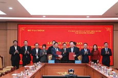 Bộ trưởng Bộ Tài chính Nguyễn Văn Thắng và Chủ tịch Ủy ban Quản lý vốn Nhà nước tại doanh nghiệp Nguyễn Hoàng Anh ký biên bản chuyển giao quyền, trách nhiệm của cơ quan đại diện chủ sở hữu vốn nhà nước từ Ủy ban Quản lý vốn nhà nước tại doanh nghiệp về Bộ Tài chính.