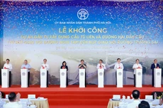 Thủ tướng Phạm Minh Chính và các đại biểu thực hiện nghi thức khởi công dự án. Ảnh: VGP