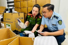 Lực lượng chức năng khám xét các địa điểm liên quan đến ổ nhóm. 