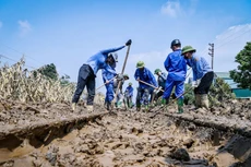 Công nhân đường sắt khắc phục một vị trí ray tàu bị ảnh hưởng bão lũ 