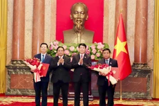 Chủ tịch nước Lương Cường trao Quyết định bổ nhiệm, Thủ tướng Phạm Minh Chính tặng hoa chúc mừng Phó Thủ tướng Nguyễn Chí Dũng và Mai Văn Chính