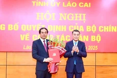 Ủy viên Bộ Chính trị, Bí thư Trung ương Đảng, Trưởng Ban Tổ chức Trung ương Lê Minh Hưng (bên phải) trao Quyết định của Bộ Chính trị chuẩn y chức danh Bí thư Tỉnh ủy Lào Cai cho ông Trịnh Xuân Trường