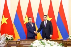 Chủ tịch Quốc hội Trần Thanh Mẫn và Chủ tịch Quốc hội Armenia Alen Simonyan chụp ảnh chung. Ảnh: TTXVN
