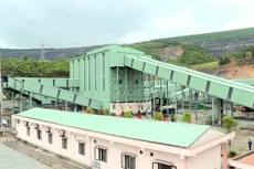 Than được vận tải bằng hệ thống băng tải bao che kín, đảm bảo môi trường.