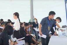 Quang cảnh cuộc đấu giá 100 thửa đất thôn Nhân Vũ, xã Nguyễn Trãi, huyện Ân Thi, tỉnh Hưng Yên