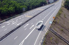 Mời thầu gói xây lắp 2.727 tỷ đồng mở rộng cao tốc La Sơn - Hòa Liên. Ảnh: Võ Thạnh