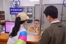 Người dân 12 quận nội thành sẽ thực hiện đăng ký, cấp biển số xe ôtô, môtô, xe máy tại công an phường. Ảnh minh họa