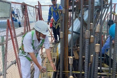 Tại công trình cầu Mỹ Thuận 2, công nhân vẫn đang thi công bình thường 