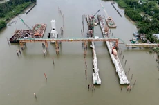 Lắp đặt cửa van cống Cây Khô dự án ngăn triều 10.000 tỷ đồng