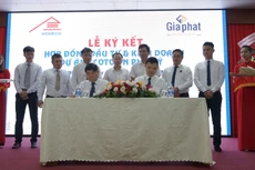 Tổng Giám đốc hai công ty ký kết hợp đồng 