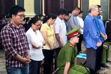 Các bị cáo tại tòa sáng nay. Ảnh: Hải Duyên.