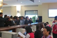 Nhà đầu tư hồi hộp theo dõi từng lệnh đấu giá được nhập. Ảnh: Kỳ Thành