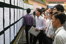  Mỗi phiên giao dịch việc làm được mở tại Trung tâm Giới thiệu việc làm tỉnh Thanh Hóa luôn có rất đông sinh viên đến tìm việc làm, trong đó có nhiều người tốt nghiệp hệ cử tuyển. Ảnh: Lê Hoàng.