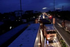 Việc phân luồng giao thông nhằm giải tỏa ách tắc khi sửa chữa QL5 - Ảnh: Lê Tân