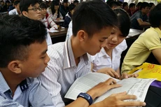 Thí sinh xem trang thống kê lũy kế kết quả các tổ hợp môn thi, quà tặng của báo Tuổi Trẻ - Ảnh: TTO