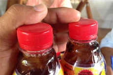 Niêm phong 2 chai nước Dr Thanh có vật lạ