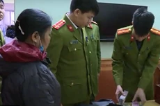 Lực lượng chức năng tịch thu tang vật. Nguồn: vov.vn