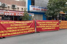 Người dân mua đất tại Khu dân cư Hiệp Bình Chánh liên tục căng băng rôn tố Công ty CP Đầu tư Đại Hải lừa đảo.