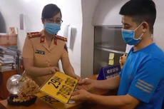 Người dân đến đăng ký ô tô tại Cơ sở đăng ký xe số 1. Ảnh: Zing