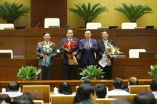 Chủ tịch Quốc hội Vương Đình Huệ tặng hoa chúc mừng các Phó Chủ tịch Trần Thanh Mẫn, Nguyễn Khắc Định và Nguyễn Đức Hải. Ảnh: TTXVN