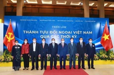 Lãnh đạo Đảng, Nhà nước tại Triển lãm "Thành tựu đối ngoại Việt Nam qua các thời kỳ". Ảnh: TTXVN