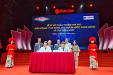 Đại diện VNPT, ông Ngô Diên Hy - Tổng Giám đốc Công ty VNPT-IT và đại diện Công ty CP Bóng đèn Phích nước Rạng Đông ký kết Thỏa thuận hợp tác