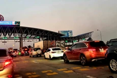 Lỗi của thu phí không dừng ETC: VDTC đưa thẻ ePass cho khách tự dán