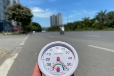 Nhiệt độ thực tế đo ngoài trời tại Hà Nội vào trưa qua (1/6) lên tới gần 60 độ.