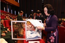 Các thành viên Ban Kiểm phiếu làm nhiệm vụ sau khi Đại hội hoàn thành việc bỏ phiếu