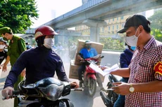 Khi nào Hà Nội sẽ điều chỉnh quy định về giấy đi đường?