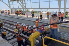 Thi công kéo cáp trên tuyến metro Bến Thành-Suối Tiên. Ảnh: TTXVN