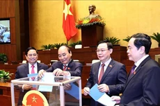 Các đồng chí lãnh đạo Đảng, Nhà nước bỏ phiếu bầu Chủ nhiệm một số Ủy ban của Quốc hội, Tổng Thư ký Quốc hội. Ảnh: TTXVN