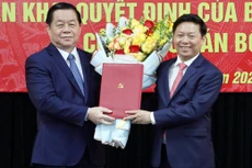 Ông Nguyễn Trọng Nghĩa, Trưởng Ban Tuyên giáo Trung ương, trao quyết định cho ông Trần Thanh Lâm