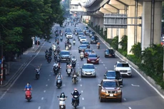 Đường phố Hà Nội đông đúc phương tiện sáng 30/8