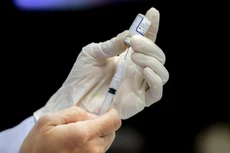 Hà Nội tạm dừng tiêm lô vaccine Pfizer được gia hạn cho học sinh