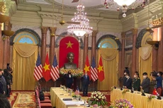 Phó tổng thống Mỹ hội đàm với Chủ tịch nước Nguyễn Xuân Phúc