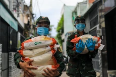 Bộ đội len lỏi sâu trong hẻm, gõ cửa trao gạo cho người dân ở TP.HCM