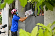 Thanh niên tình nguyện giao sách giáo khoa đến tận nhà học sinh