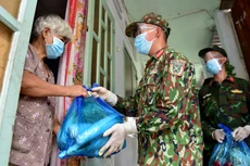 Các chiến sĩ bộ đội gõ cửa từng nhà dân ở TP.HCM trao thực phẩm