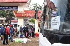 Hàng nghìn người đi bộ về quê được các tỉnh hỗ trợ phương tiện