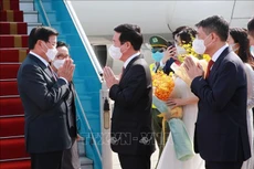 Đồng chí Võ Văn Thưởng, Uỷ viên Bộ Chính trị, Thường trực Ban Bí thư đón Tổng Bí thư, Chủ tịch nước Lào Thongloun Sisoulith và Phu nhân tại sân bay Quốc tế Nội Bài ở Thủ đô Hà Nội.