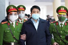 Ông Nguyễn Đức Chung đến tòa sáng nay, 10/12