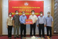  Lãnh đạo tỉnh Bắc Giang tiếp nhận số tiền ủng hộ 500 triệu đồng của Tổng công ty Điện lực miền Bắc do Giám đốc Công ty Điện lực Bắc Giang nhận ủy quyền trao tặng