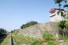 Thanh ray, tà vẹt được nhập về phục vụ thi công dự án đường sắt Yên Viên - Cái Lân đắp đống, nằm phơi nắng mưa tại các ga dọc tuyến Yên Viên - Hạ Long