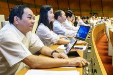Các đại biểu Quốc hội ấn nút biểu quyết tại Kỳ họp thứ 10